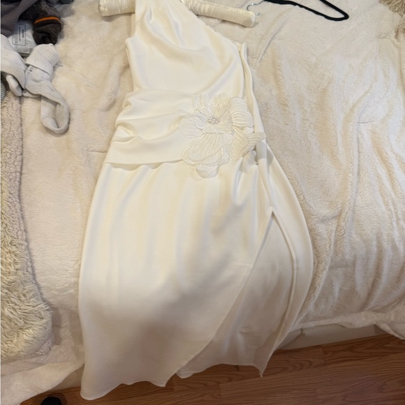 ELLIATT Janelle One Shoulder Gown In White - Picture 11 of 12